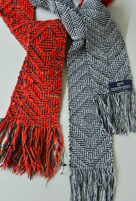 Textiles Werk in Rot- und Grautönen